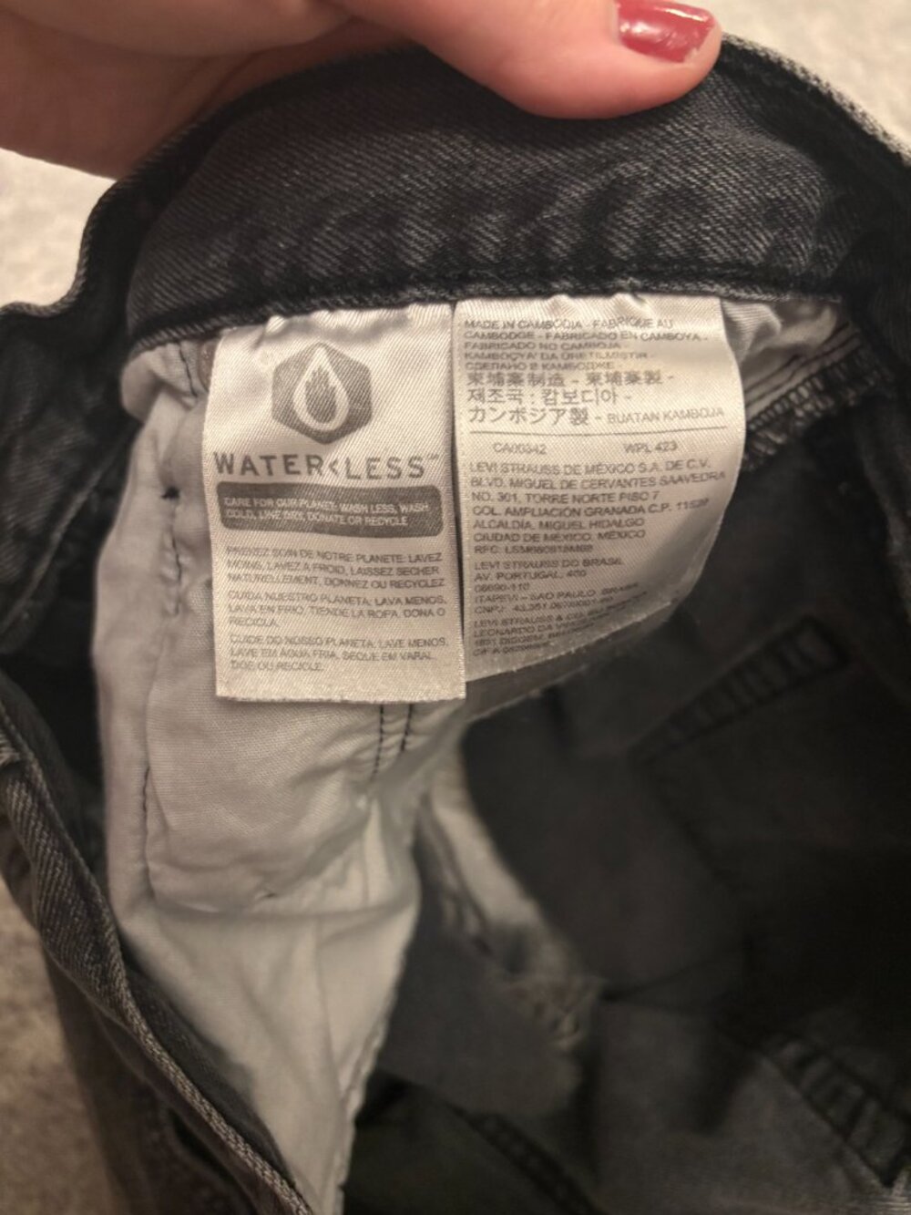 Levi's 90's Black Denim Distressed Shorts Size W32 - Picture 9 of 9